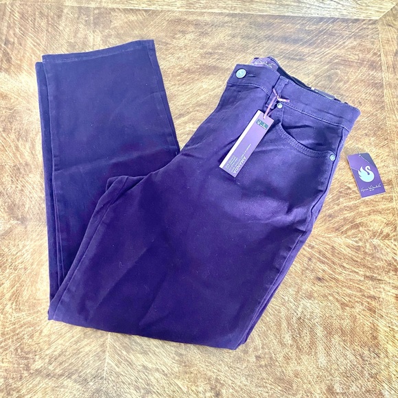 Gloria Vanderbilt’s Amanda jeans - Picture 1 of 4
